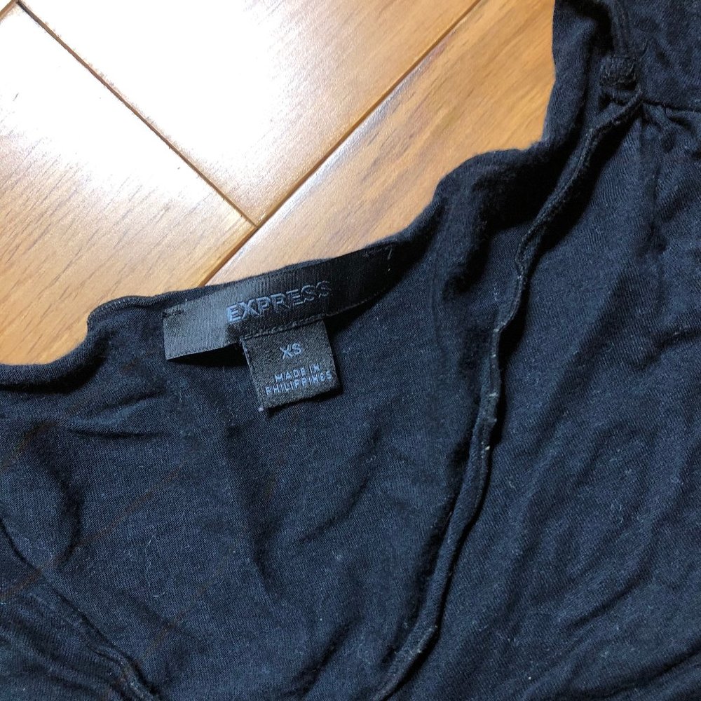 π5/$25πExpress Long Sleeve - Picture 2 of 3